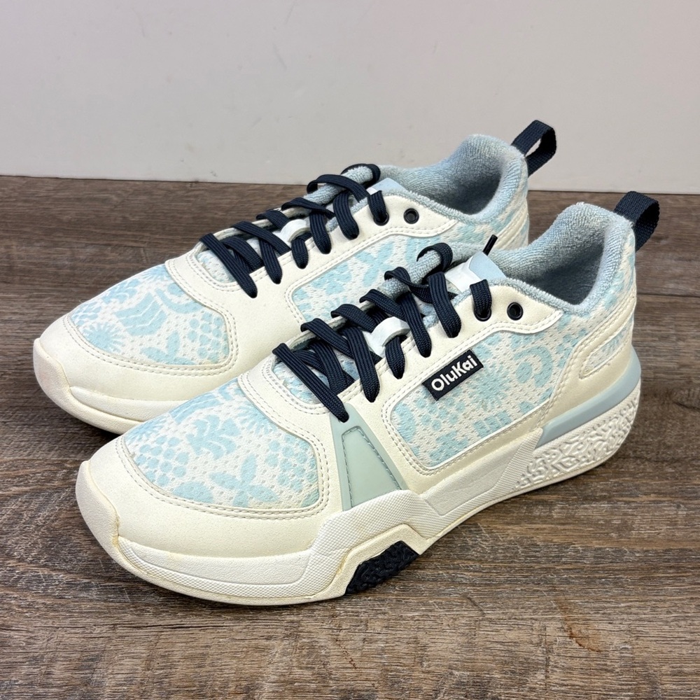 OluKai Anau Women’s Sneakers Light Blue/White Tropical Print Size 6.5